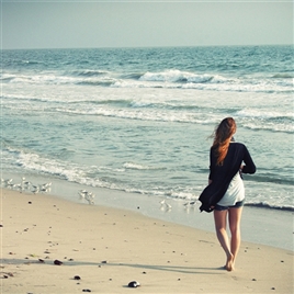走在海边的美丽女孩