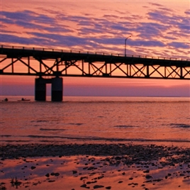 夕阳下的跨河大桥