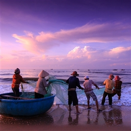 夕阳下捕鱼的渔民